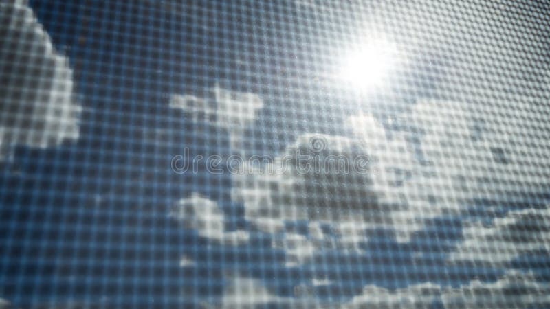 Nahaufnahme des Moskitodrahtschirmes mit Sonnenstrahl auf blauem Himmel und weißen Wolken im Hintergrund lizenzfreies stockfoto Nahaufnahme des Moskitodrahtschirmes mit Sonnenstrahl auf blauem Himmel und weißen Wolken im Hintergrund lizenzfreies stockfoto