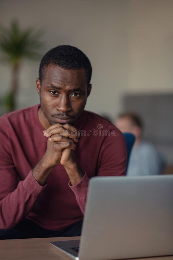 Nahaufnahme des Person Typing On Laptop At-Startbüros stockbild Nahaufnahme des Person Typing On Laptop At-Startbüros stockbild
