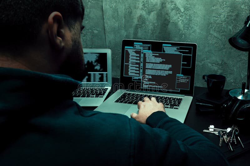Nahaufnahme des Programmierers der Hackerhände, der einen Code eintippt lizenzfreie stockbilder