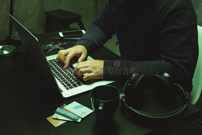 Nahaufnahme des Programmierers der Hackerhände, der einen Code eintippt lizenzfreie stockfotos