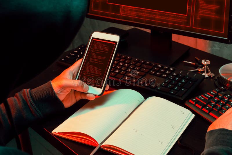 Nahaufnahme des Programmierers der Hackerhände, der einen Code eintippt lizenzfreies stockbild