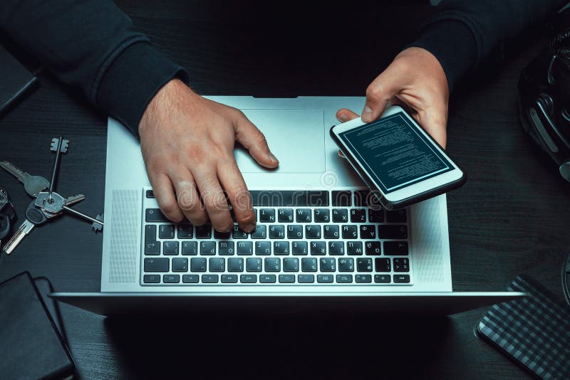 Nahaufnahme des Programmierers der Hackerhände, der einen Code eintippt lizenzfreies stockbild