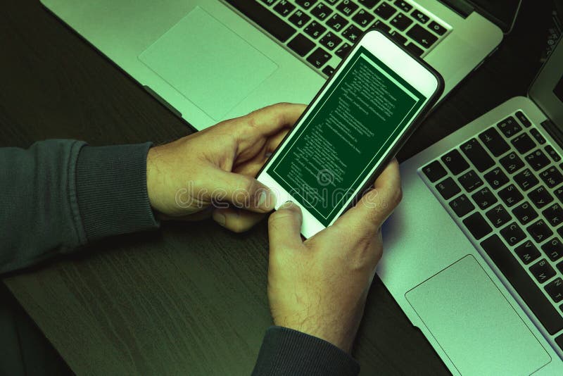 Nahaufnahme des Programmierers der Hackerhände, der einen Code eintippt stockbilder