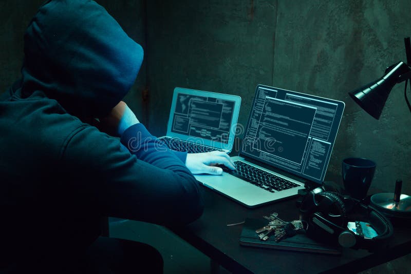 Nahaufnahme des Programmierers der Hackerhände, der einen Code eintippt stockfotografie