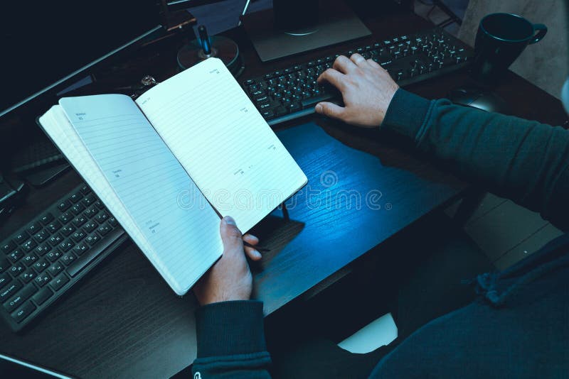 Nahaufnahme des Programmierers der Hackerhände, der einen Code eintippt stockfotos