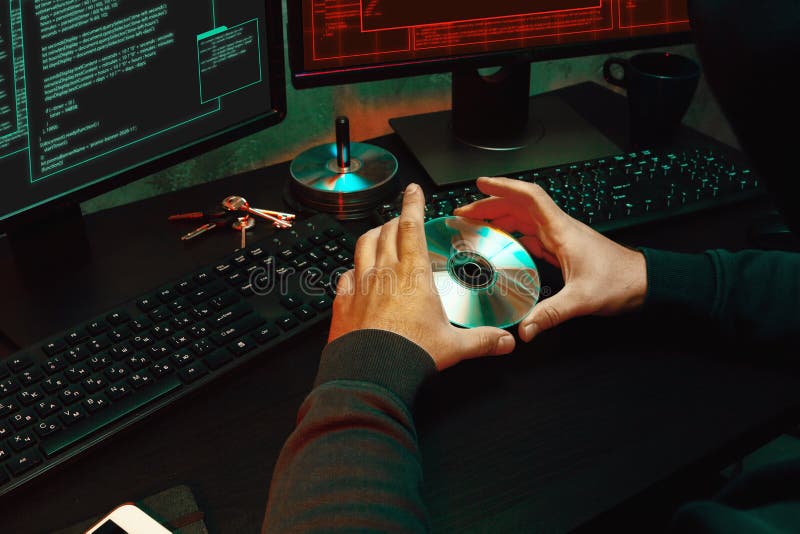 Nahaufnahme des Programmierers der Hackerhände, der einen Code eintippt lizenzfreies stockbild