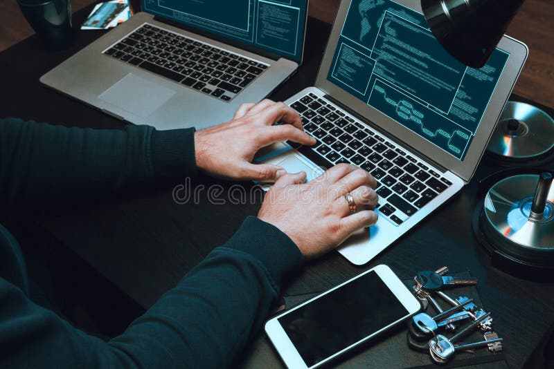 Nahaufnahme des Programmierers der Hackerhände, der einen Code eintippt lizenzfreie stockfotos