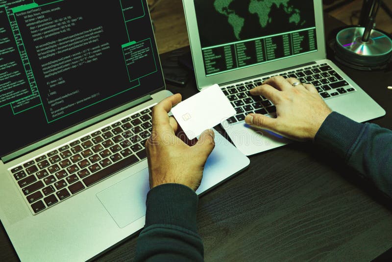 Schließen des Programmierers von Hacker-Händen tippen einen Code stockfotos