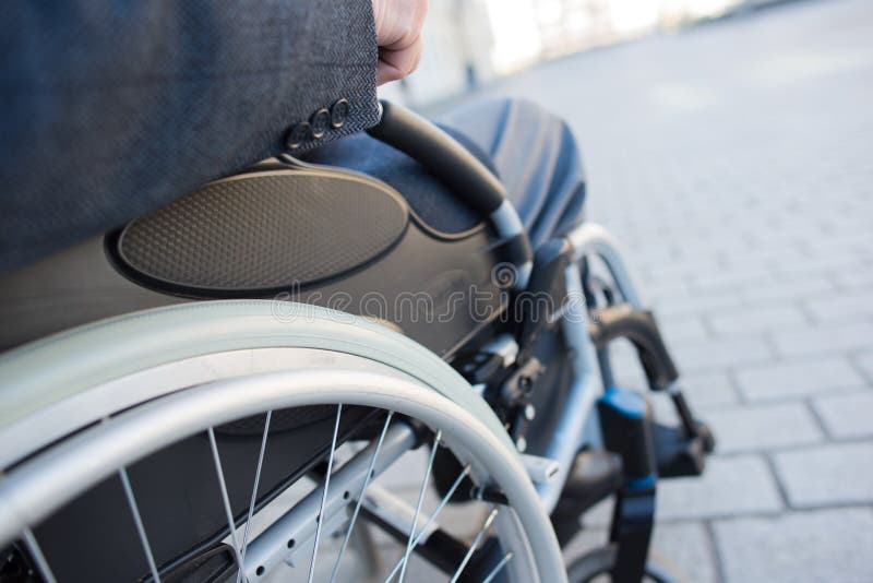 Nahaufnahme des Rollstuhlrades stockbild Nahaufnahme des Rollstuhlrades stockbild