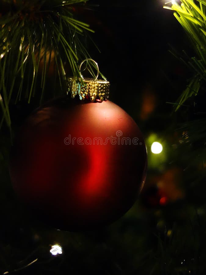 Nahaufnahme des roten Weihnachtsbaumballs stockfoto Nahaufnahme des roten Weihnachtsbaumballs stockfoto