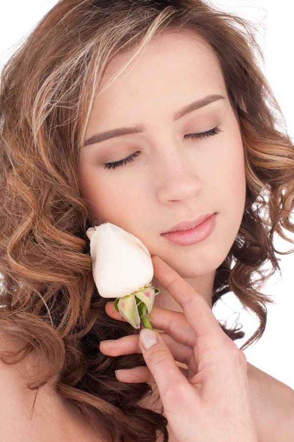 Nahaufnahme des schönen Mädchens mit rosafarbener Blume des Weiß stockfoto Nahaufnahme des schönen Mädchens mit rosafarbener Blume des Weiß stockfoto