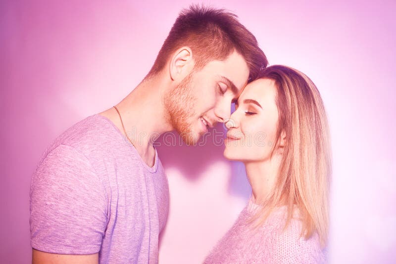 Nahaufnahme des schönen Paarküssens Glücklicher Mann und Mädchen, die mit ihren Nasen im rosa Hintergrund sich berührt Porträt ei stockbilder Nahaufnahme des schönen Paarküssens Glücklicher Mann und Mädchen, die mit ihren Nasen im rosa Hintergrund sich berührt Porträt ei stockbilder