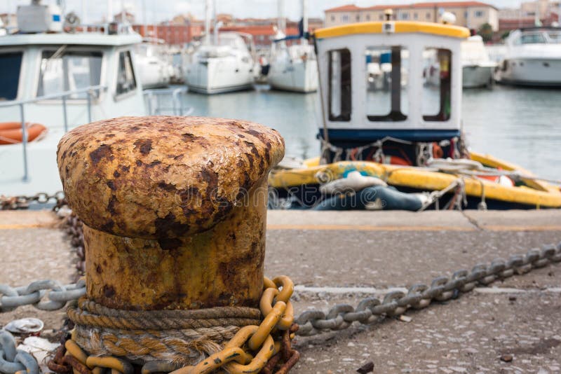 Nahaufnahme des Seil-und Metallkabels, das am Gelb gebunden wurde, verrostete Schiffspoller stockbilder Nahaufnahme des Seil-und Metallkabels, das am Gelb gebunden wurde, verrostete Schiffspoller stockbilder