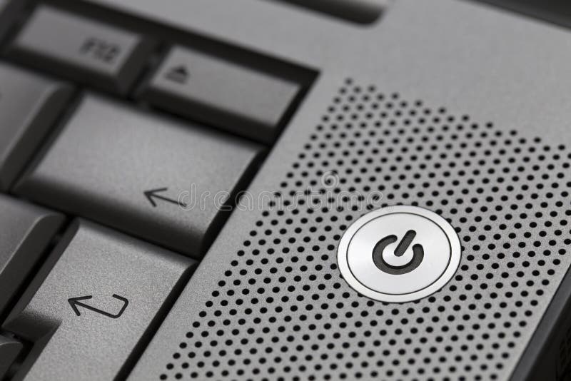 Nahaufnahme des selektiven Fokus des silbernen Computerlaptops auf Bereitschaft auf Knopfideal für Technologiegeschäftsanfangsene lizenzfreie stockfotografie Nahaufnahme des selektiven Fokus des silbernen Computerlaptops auf Bereitschaft auf Knopfideal für Technologiegeschäftsanfangsene lizenzfreie stockfotografie