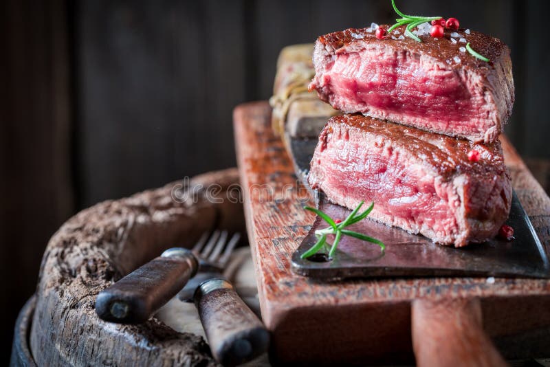 Nahaufnahme Des Steaks Mit Rosmarin Und Salz Stockfoto - Bild von ...