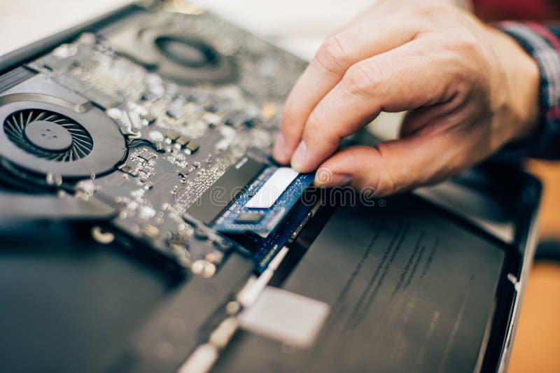 Nahaufnahme des ändernden Gedächtnisses des Elektroingenieurtechnikers in der Laptop-Computer stockbilder Nahaufnahme des ändernden Gedächtnisses des Elektroingenieurtechnikers in der Laptop-Computer stockbilder