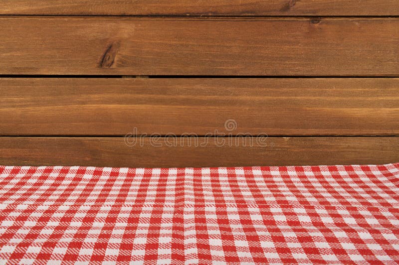 Nahaufnahme einer Holzfläche im Hintergrund und im Vordergrund ein rot-weißes kariertes Gewebe lizenzfreie stockfotos