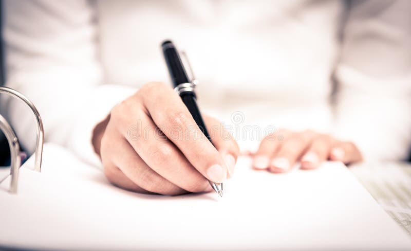 Nahaufnahme einer menschlichen Handschrift etwas auf dem Papier stockfotos