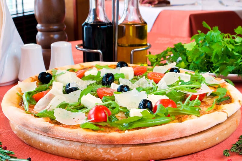 Nahaufnahme einer Pizza mit prosciutto stockfotos Nahaufnahme einer Pizza mit prosciutto stockfotos