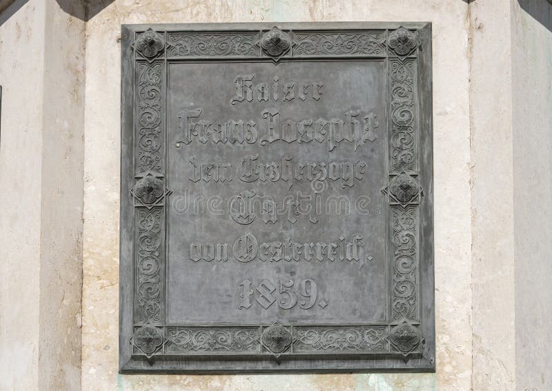 Nahaufnahme einer Plakette, Statue des Erzherzogs Charles auf dem Heldensplatz in Wien, Österreich lizenzfreies stockbild Nahaufnahme einer Plakette, Statue des Erzherzogs Charles auf dem Heldensplatz in Wien, Österreich lizenzfreies stockbild