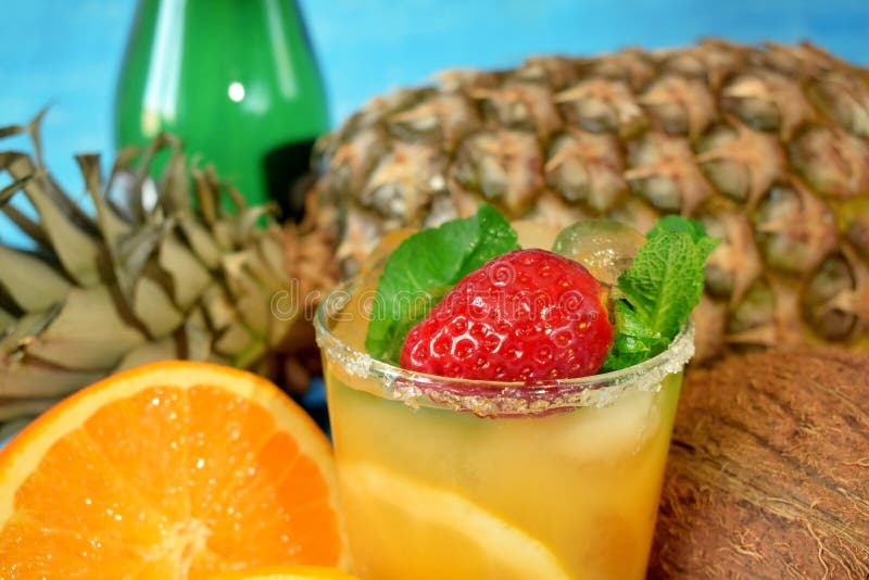 Nahaufnahme einer reifen Erdbeere und der Minze im Glas mit Orangensaftgetränk lizenzfreie stockfotos Nahaufnahme einer reifen Erdbeere und der Minze im Glas mit Orangensaftgetränk lizenzfreie stockfotos