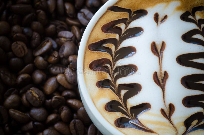 Nahaufnahme einer schönen Schale Lattekunst lizenzfreie stockfotos Nahaufnahme einer schönen Schale Lattekunst lizenzfreie stockfotos