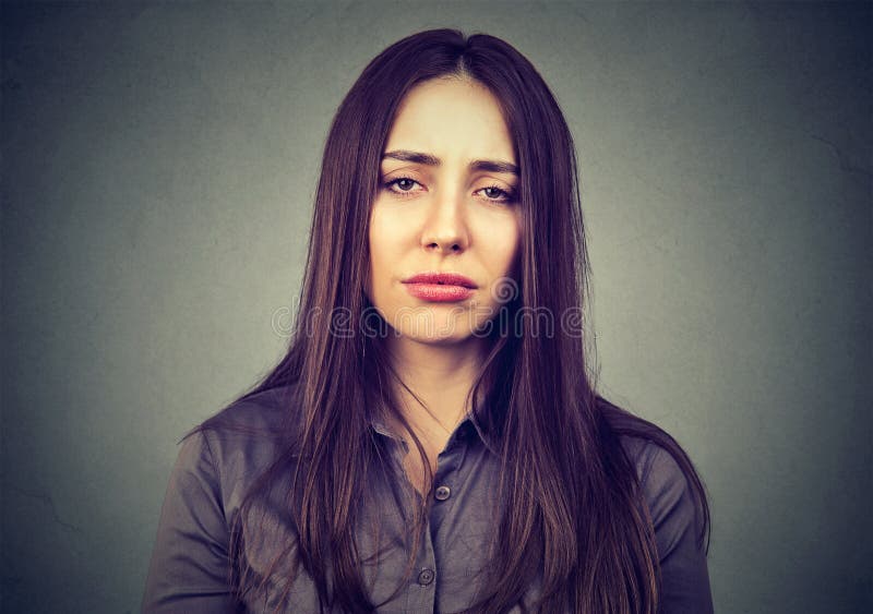 Nahaufnahme einer traurigen gebohrten Frau lizenzfreies stockfoto Nahaufnahme einer traurigen gebohrten Frau lizenzfreies stockfoto