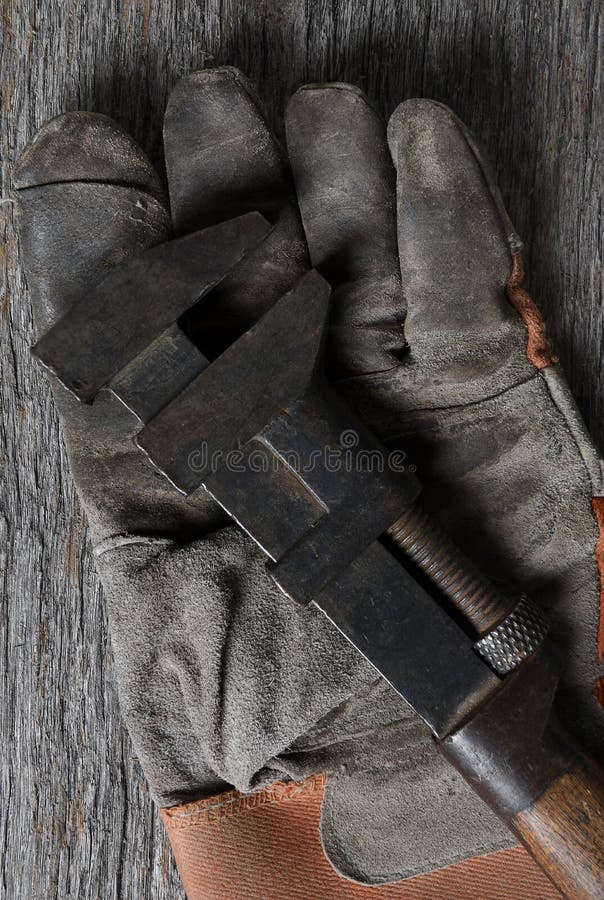 Nahaufnahme eines antiken Schlüssels auf einem alten Handschuh der schmutzigen Arbeit lizenzfreie stockfotos Nahaufnahme eines antiken Schlüssels auf einem alten Handschuh der schmutzigen Arbeit lizenzfreie stockfotos