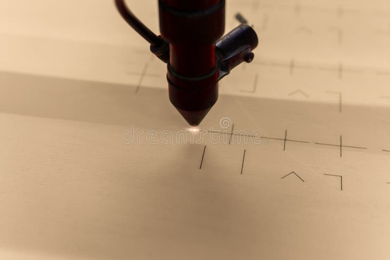 Nahaufnahme eines fliegenden Kopfes einer Laserschneidmaschine mit Rillen aus Sperrholz lizenzfreie stockfotografie
