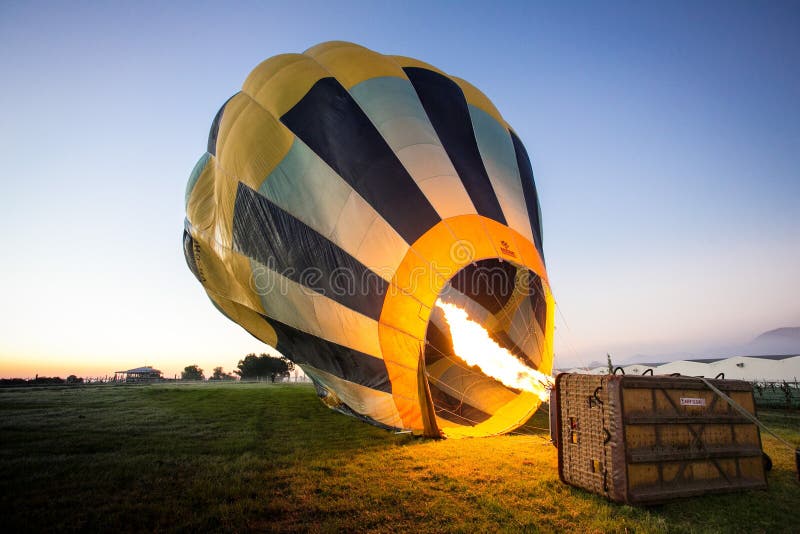 Nahaufnahme eines Heißluftballons, der sich mit einem klaren Himmel im Hintergrund füllt lizenzfreies stockbild Nahaufnahme eines Heißluftballons, der sich mit einem klaren Himmel im Hintergrund füllt lizenzfreies stockbild