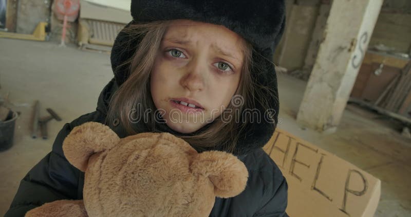 Nahaufnahme eines schmutzigen Gesichts eines syrischen Teddy-Bären, der die syrischen Flüchtlinge hält, und Hilfeersuchen Obdachl