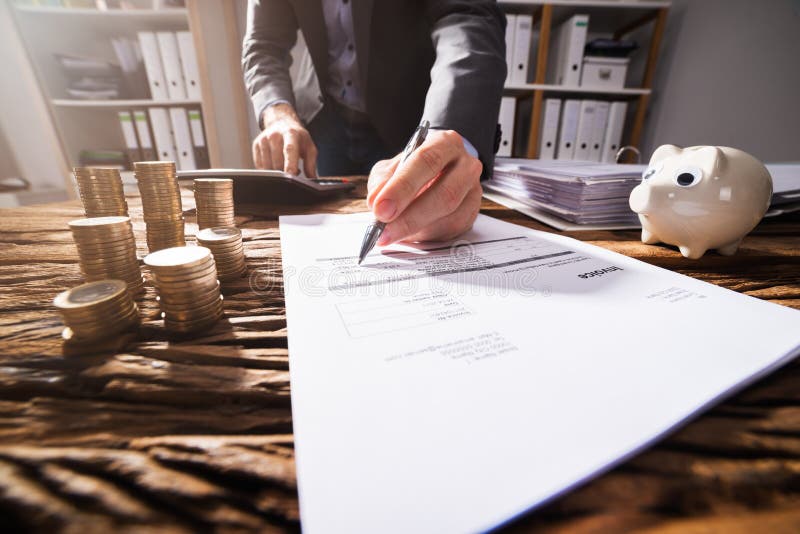 Nahaufnahme eines Wirtschaftler ` s Handunterzeichnenden Dokuments stockbilder Nahaufnahme eines Wirtschaftler ` s Handunterzeichnenden Dokuments stockbilder