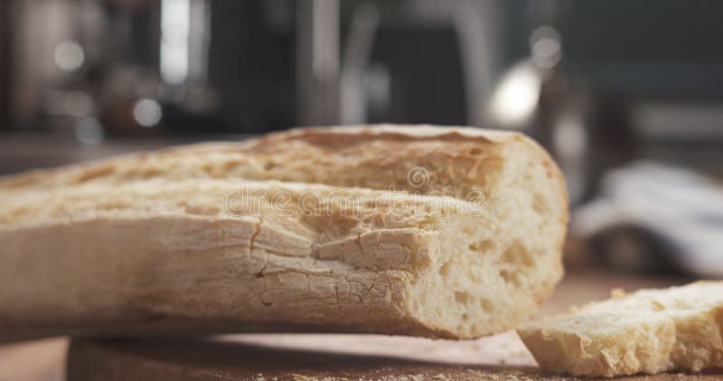 Nahaufnahme geschnittenes frisches Stangenbrot auf Schneidebrett stockfotografie Nahaufnahme geschnittenes frisches Stangenbrot auf Schneidebrett stockfotografie
