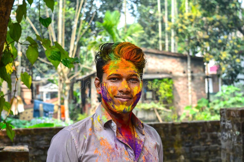 Nahaufnahme geschossen vom indischen jungen Mann bedeckt mit multi Farbtrockener Farbe auf Holi-Festival lizenzfreies stockbild Nahaufnahme geschossen vom indischen jungen Mann bedeckt mit multi Farbtrockener Farbe auf Holi-Festival lizenzfreies stockbild