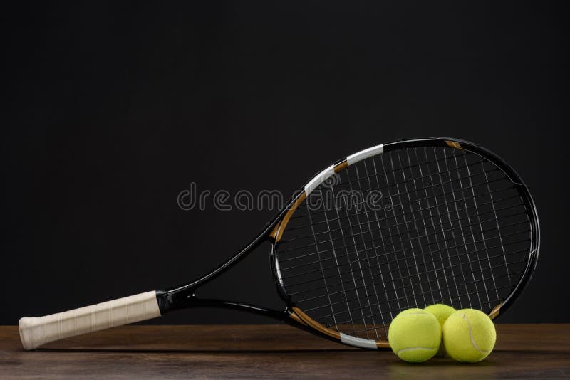 Nahaufnahme geschossen vom Tennisschläger und von drei Bällen gesetzt lizenzfreie stockfotografie Nahaufnahme geschossen vom Tennisschläger und von drei Bällen gesetzt lizenzfreie stockfotografie