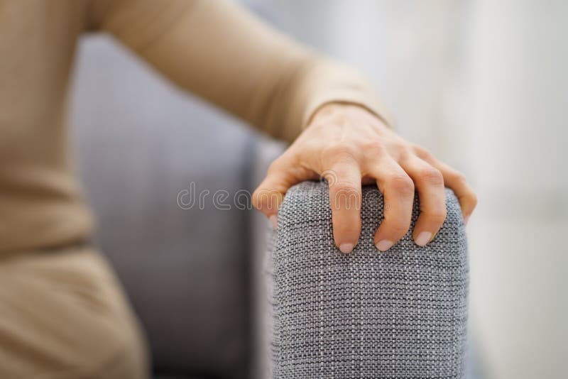 Nahaufnahme an Hand der betonten Frau, die auf Diwan sitzt stockfotos Nahaufnahme an Hand der betonten Frau, die auf Diwan sitzt stockfotos