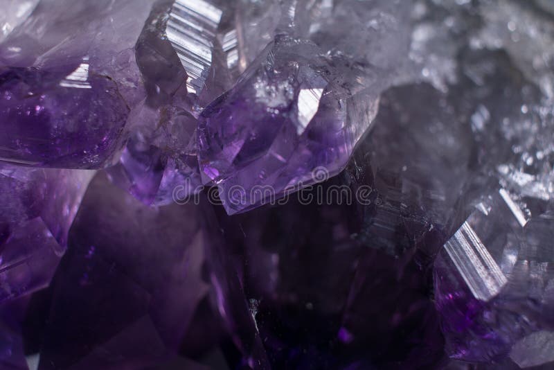 Nahaufnahme-Makroamethyst Crystal Background stockfotos Nahaufnahme-Makroamethyst Crystal Background stockfotos