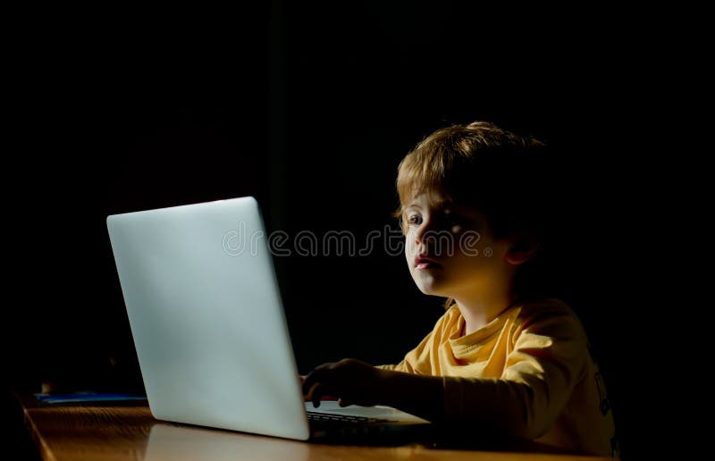 Nahaufnahme-Portr? t des Prodigy-Kinderhacker-Programmierers im Rechenzentrum gef? llt mit Bildschirmen Kinder unter Verwendung Dig stockfotografie