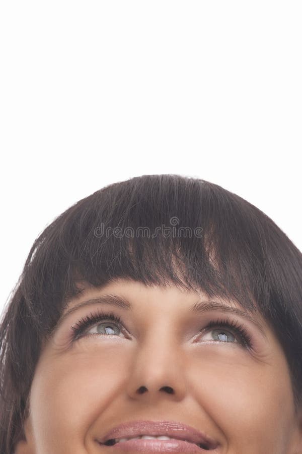 Nahaufnahme-Porträt der glücklichen Brunettefrau, die oben schaut lizenzfreies stockbild Nahaufnahme-Porträt der glücklichen Brunettefrau, die oben schaut lizenzfreies stockbild