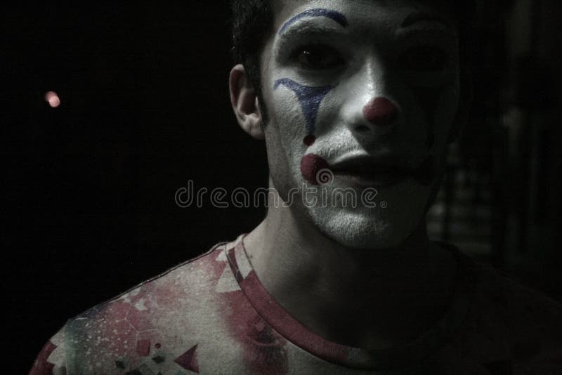 Nahaufnahme-Porträt eines Clowns in den Schatten stockfoto Nahaufnahme-Porträt eines Clowns in den Schatten stockfoto