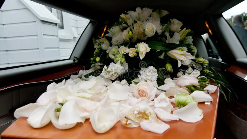 Nahaufnahme schoss von einer bunten Schatulle in einem Leichenwagen oder von der Kapelle vor Begräbnis oder Beerdigung auf Kirchh stockfotos Nahaufnahme schoss von einer bunten Schatulle in einem Leichenwagen oder von der Kapelle vor Begräbnis oder Beerdigung auf Kirchh stockfotos