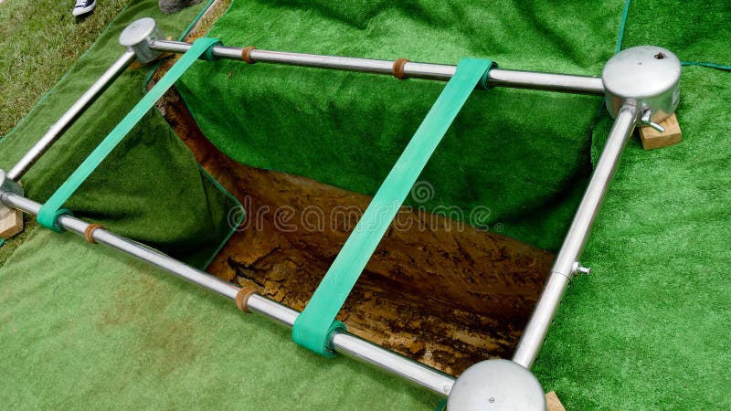 Nahaufnahme schoss von einer bunten Schatulle in einem Leichenwagen oder von der Kapelle vor Begräbnis oder Beerdigung auf Kirchh lizenzfreie stockfotografie Nahaufnahme schoss von einer bunten Schatulle in einem Leichenwagen oder von der Kapelle vor Begräbnis oder Beerdigung auf Kirchh lizenzfreie stockfotografie