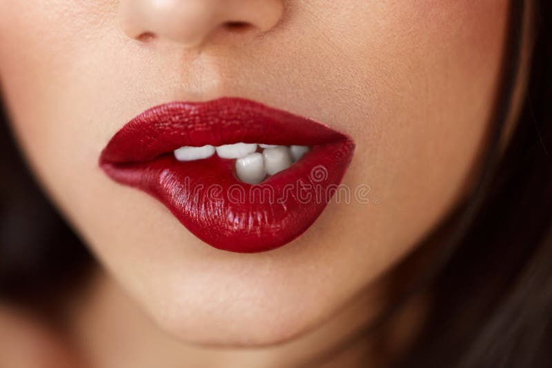 Nahaufnahme-Schönheits-Lippen mit rotem Lippenstift Purpurrotes Make-up und bunte helle Nägel
