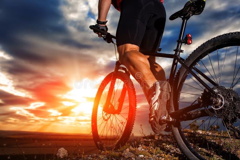 Nahaufnahme von den Radfahrermannbeinen, die Mountainbike reiten lizenzfreie stockbilder Nahaufnahme von den Radfahrermannbeinen, die Mountainbike reiten lizenzfreie stockbilder