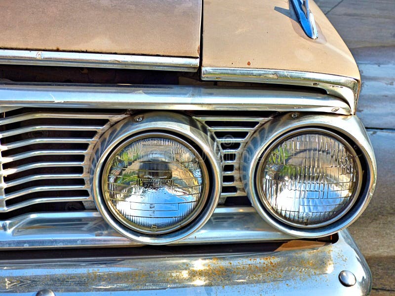 Nahaufnahme von Doppelscheinwerfern auf einem Oldtimer stockfotos Nahaufnahme von Doppelscheinwerfern auf einem Oldtimer stockfotos