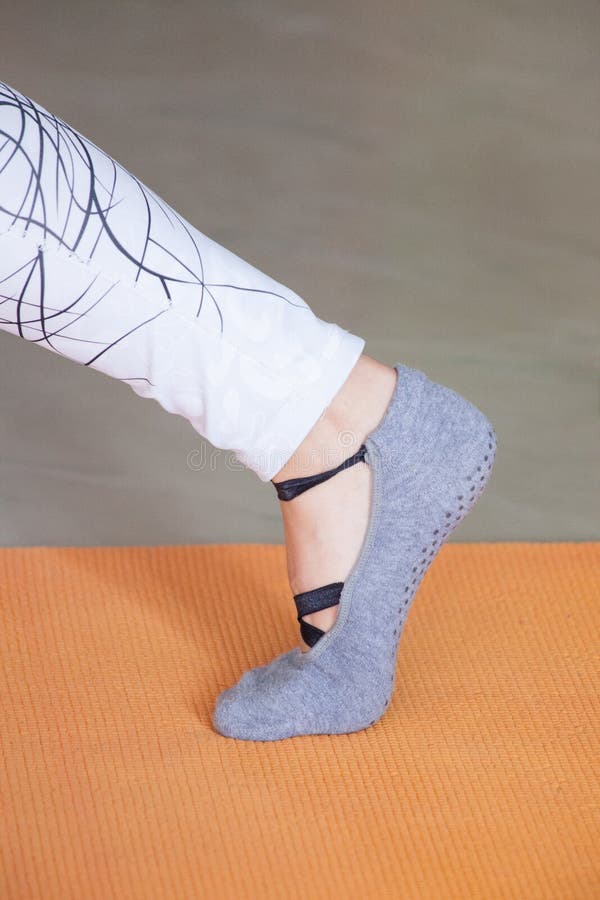 Nahaufnahme von Frauenfuß auf Yoga-Matte-Innenleben Aktives gesundes Konzept lizenzfreie stockbilder