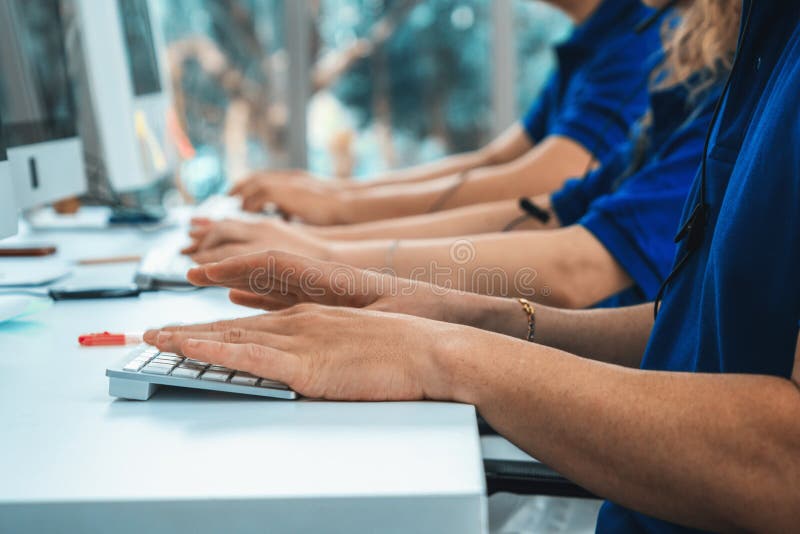 Nahaufnahme von Geschäftsleuten Handtippen und Arbeitskraft lizenzfreie stockbilder