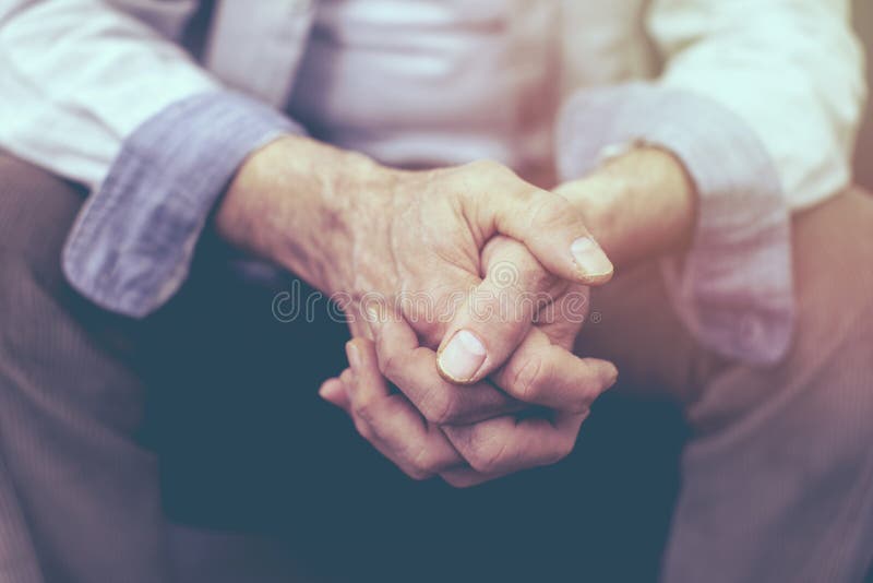 Nahaufnahme von Händen eines älteren Mannes umklammerte stockbild Nahaufnahme von Händen eines älteren Mannes umklammerte stockbild
