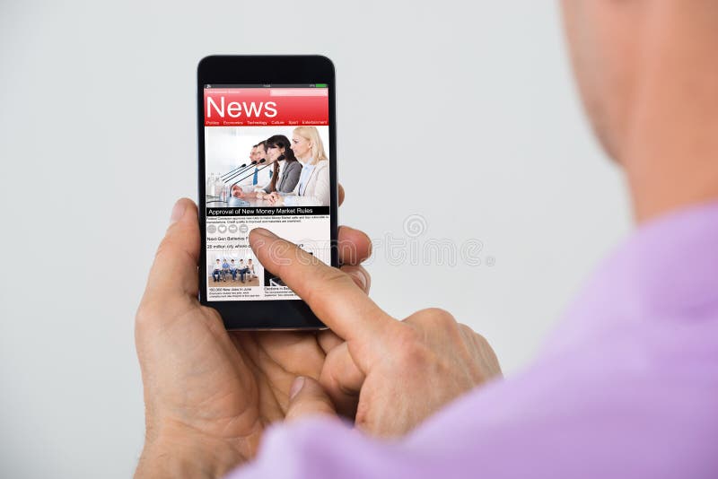 Nahaufnahme von Mann-Lesenachrichten auf Smartphone stockfotografie Nahaufnahme von Mann-Lesenachrichten auf Smartphone stockfotografie