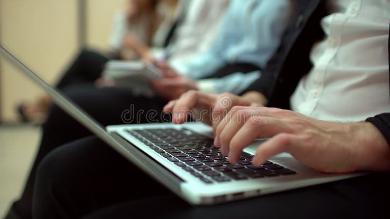 Nahaufnahme von Männern übergibt Schreibentextnachricht auf Laptop, dem jungen Studenten, der an den Vorträgen eines Seminars sit